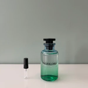 1ml doftprov/sample av Louis Vuitton Pacific Chill - Ett sample på 1 ml av Louis Vuitton Pacific Chill. Det är en tropisk parfym som passar perfekt till sommaren. Våra samples är helt nya och är gjorda av glas så dom är i mycket bra skick. Det är fritt fram att skriva till oss om ni har några frågor.