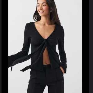 Tie top  - En vit tie top. 💕💕