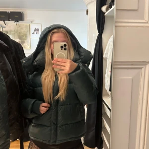 Bikbok jacka  - Säljer den populära puffer jackan från Bikbok, som varit slutsåld i ex antal år. Därav priset. ⛰️