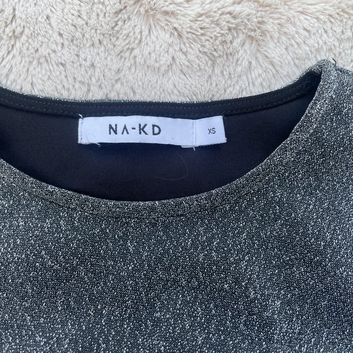 Glittrig silvertröja från NA-KD - 2