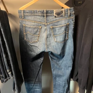 Jacob Cohen Jeans  - Riktigt snygga Jacob cohen jeans. W34 men passar mindre. Riktigt bra skick förutom att J och N på baksidan är borta. Priset är inte hugget i sten 🪨 