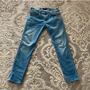 Blå Replay Hyperflex jeans skinny fit - Säljer ett par blå Replay Hyperflex jeans med skinny fit. Klassisk femficksmodell med snygga söm-detaljer på bakfickorna och ljust Replay-märke i midjan. Jeansen är stretchiga och sitter tajt längs benen för en modern look. ‼️priset ej hugget i sten ‼️