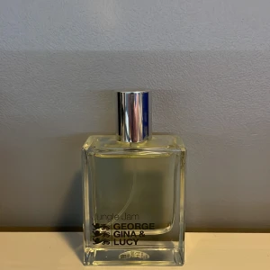 Jungle Jam parfym George Gina & Lucy - Jungle Jam Eau de Toilette från George Gina & Lucy. Flaskan är rektangulär i genomskinligt glas med silverfärgad spraykork. Innehåller 50 ml. Modern och stilren design med svart logotyp och text på framsidan.
