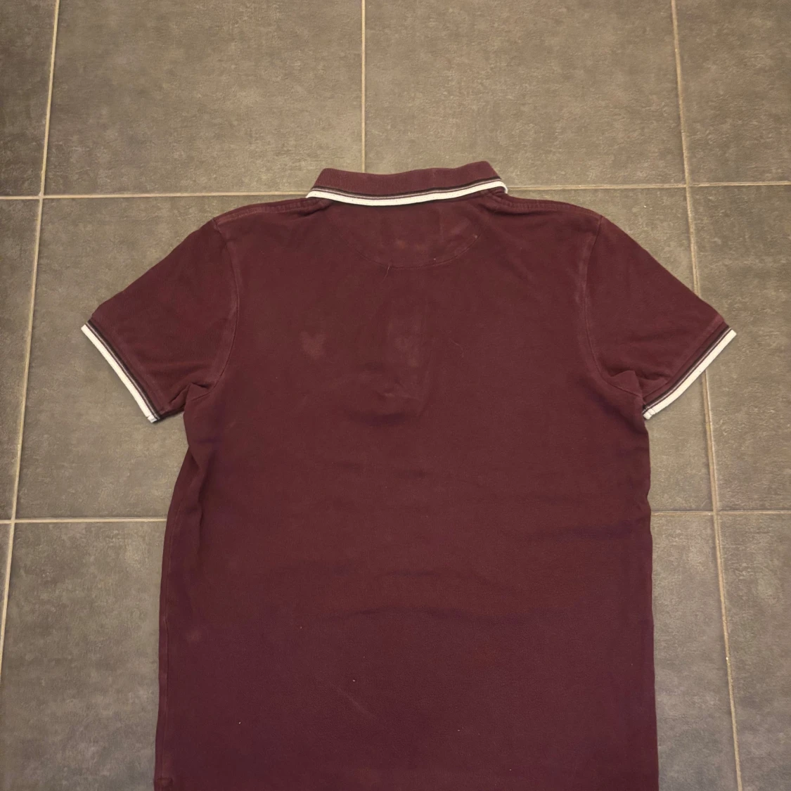 Vinröd pikétröja från Lyle & Scott - 4