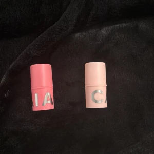 Caia Cosmetics Blush Sticks  - Två blush sticks från Caia Cosmetics i färgerna Cupcake Glaze 120 kr ink frakt och Legally Blonde 180 kr ink frakt
