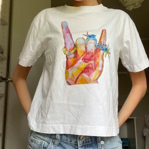 Tröja med eget tryck - Beskrivning hur man tvättar kommer när man köper!! Köpte på Plick men den passade inte så därför säljer jag vidare den.