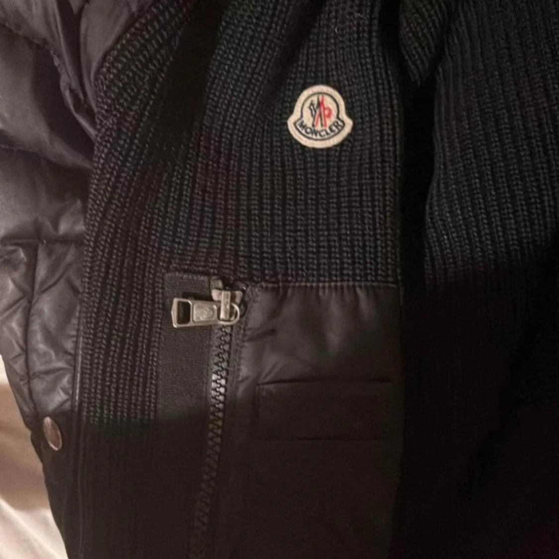 Svart Moncler pufferjacka med stickade ärmar - 3