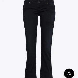 Ltb bootcut jeans - Snygga  jeans med bootcut-modell och klassisk femficksdesign. Jeansen har en smal passform upptill och lätt utsvängda ben. (25/30)