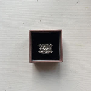 Edblad peak ring silver  - Säljer min Edblad ring, då jag inte använder den längre. Den är i bra skick och storlek 17,5💗Pris går att diskutera och orginalask medföljer! (Nypris 399)