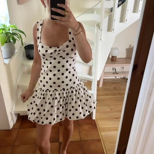 Klänning  - Supersöt klänning från Zara som är helt slutsåld! I storlek M men är små o storlek o passar på mig som brukar ha S 😍🥰