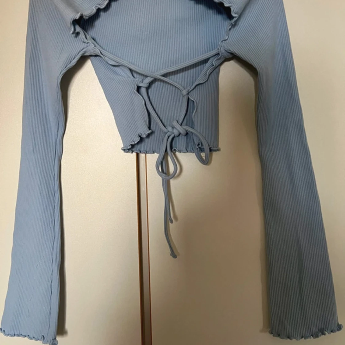 Blå croppad topp med snörning NA-KD - 4