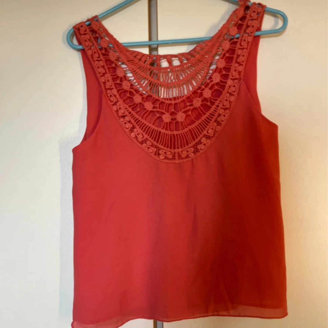 Röd ärmlös blus med spetsdetaljer - 1
