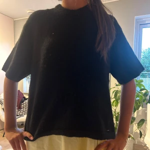 Svart stickad kortärmad tröja💘 - Säljer en svart stickad kortärmad tröja från Gina💘