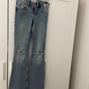 Blå jeans - Bootcut jeans från 157 i storlek Xxs (långa modellen). Säljer då de aldrig kom till andvändlning. Skriv för fler bilder, mått osv. Pris kan diskuteras ❤️