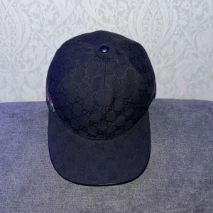 Svart Gucci keps - Hej! Jag säljer min keps! Men vill helst byta mot en grå navy Gucci keps. Inga defekter riktigt bra kvalite