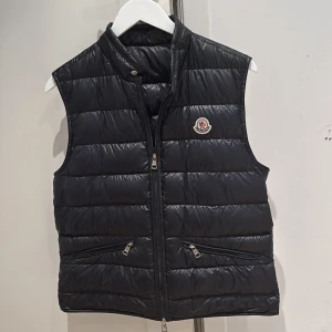 Moncler väst - Moncler gui väst, marinblå, stlk 1 (S) självklart äkta