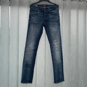 Jeans Slim Glenn - Säljer dessa slim Glenn jeans från Jack and Jones | Skick 9/10 Inga hål eller defekter | Det är storlek 27/30 men passar mer som 28/30 | hör av dig vid funderingar