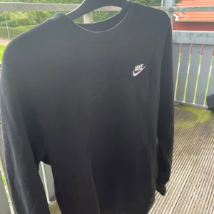 Svart Nike sweatshirt  - Svart sweatshirt tröja från Nike. Använd 2-3 gånger! Pris kan diskuteras