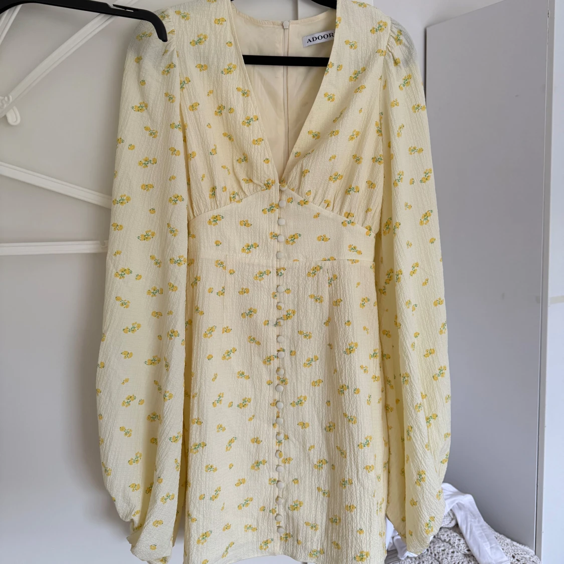 Gulblommig adoore klänning