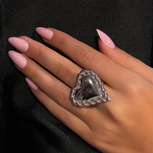 silver ring ioaku - jättefin ny silver ring från ioaku❣️säljer då den inte riktigt är i min stil🌸nypris 499:- ask tillkommer ej