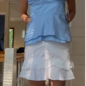 Vit volangkjol från Bondelid - Säljer denna så söta kjolen🥰.