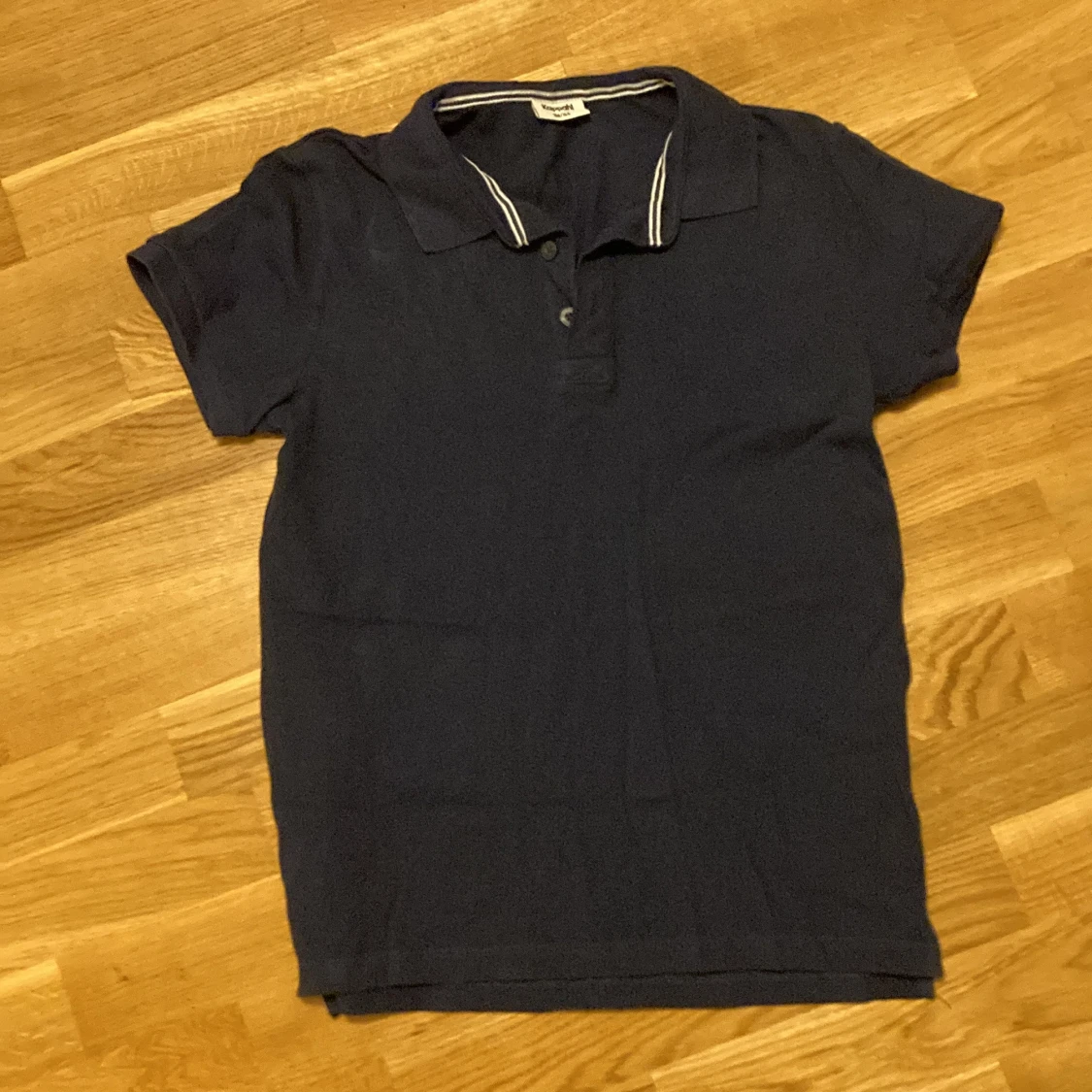 Mörkblå pikétröja från Kappahl - 3