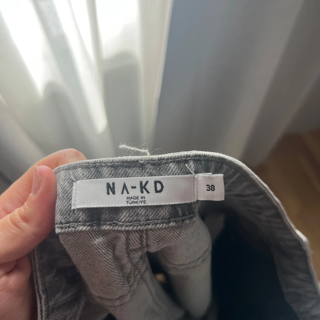 Grå wide jeans från NA-KD, stl 38 - 2