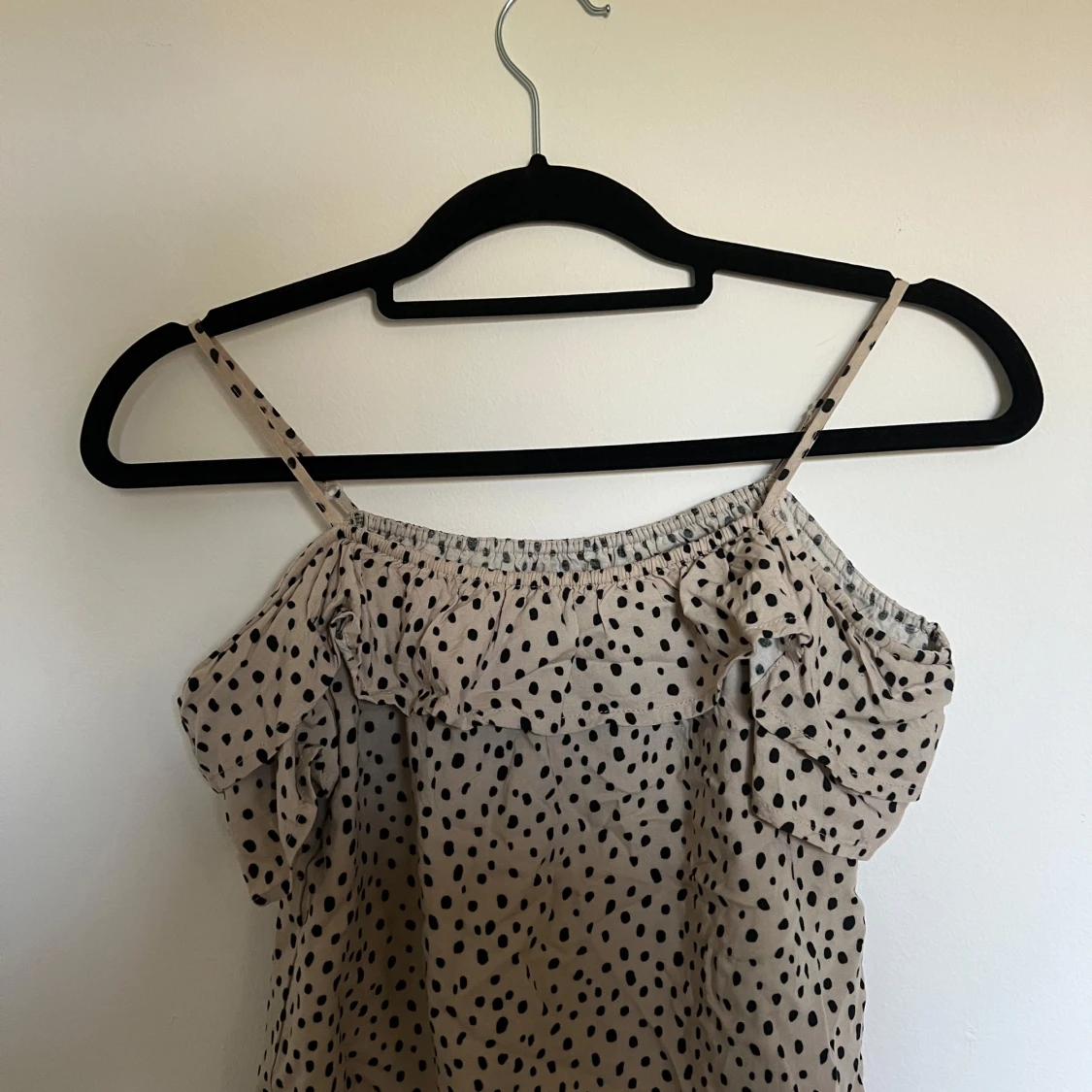 Beige prickig offshoulder topp - 2