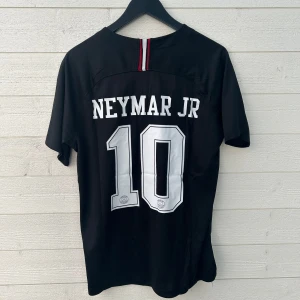 Neymar JR PSG Fotbollströja - Säljer en PSG fotbollströja med Neymar JR 10 på ryggen i storlek M som är helt ny med prislapp