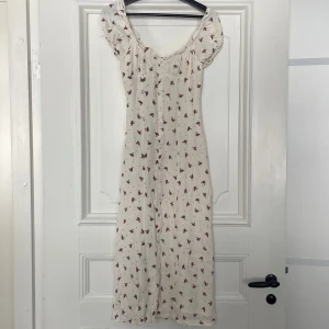 Blommig lång sommarklänning med puffärmar  - Jättefin klänning! Liten i storleken så har aldrig kunnat använda. Storlek S / 36 men passar nog 34 / XS bäst