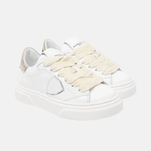  Philippe Model skor  - Snygga vita sneakers från Philippe Model med breda krämvita snören och detaljer i silver på hälen. Skorna har en chunky sula. Nypriset är runt 2000kr men säljer för 1000. Priset kan diskuteras. De är bara använda en gång under student.