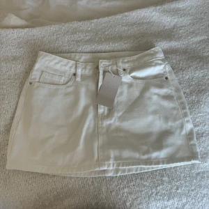 Low waist vit jeanskjol - Säljer då den ej kommer till använding, endast testad 🩷 Storlek S