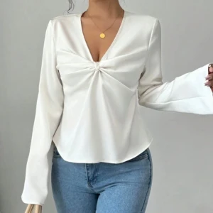 Satinblus  - Säljer en  blus i satin med detalj framtill. Blusen har långa ärmar med lätt utsvängda ärmslut. Jätte fin men för liten på mig, det är inte alls mycket stretch i den så du vet. Orginal pris va 400kr. Hon som har på sig tröjan på sista bilden är min syster som normalt brukar ha XS men denna tröja är i S så ni vet🫶🏼.