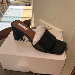 Svarta blockklack sandaler från NA-KD - Svarta klackar från nakd! Aldrig använda eller ens provade, råkade beställa 2 och glömde lämna tillbaks 