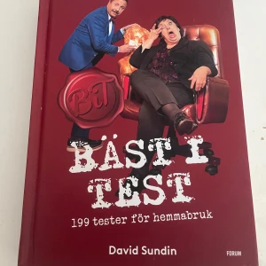 Bäst i test: 199 tester för hemmabruk - Gör din vardag roligare med 199 galna och kreativa tester inspirerade av tv-programmet Bäst i test! Perfekt för fester, familjekvällar eller kompisgänget. Utmana dig själv eller tävla i lag – här finns något för alla som gillar skratt och utmaningar. Boken är använd ett fåtal gånger men inga sidor är påverkade, endast omslaget. 
