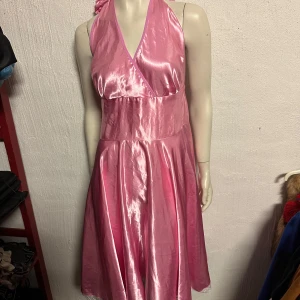 Rockabillyklänning storlek L - Helt ny rockabillyklänning storlek L. Material i glasig skön polyester.