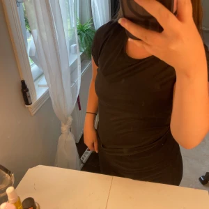 Svart basic t-shirt från SHEIN - En svart, enkel och tight t-shirt från SHEIN. Fint skick❤️