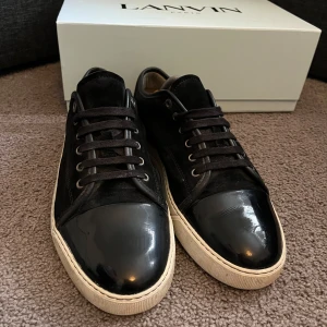 Lanvin - Skick 7/10 ett mindre jack på ena cap toen men i övrigt är skorna i gott skick. Storlek UK 8. Orginalförpackninng, extra skosnören samt skopåsar medföljer.