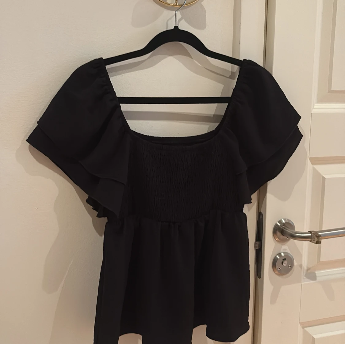 Svart blus med volangärmar - 1