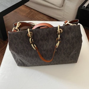 Brun Michael Kors Handväska - Fint skick! Nypris: Ca 3000 kr Slutsåld modell