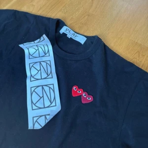 CDG T-shirt - äkta | kvitto finns | köpt på NK | knappt använd | sitter mer som en M | borstar av allt katthår på den innan den postas | pris kan diskuteras vid snabb affär 