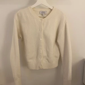 vit stickad kofta  - jättefin vit kofta från & other stories i ull och bomullsblandning, storlek s och jättefint skick!