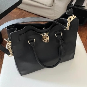 Svart Michael Kors Handväska - Fint skick! Nypris: Ca 3000 kr Slutsåld modell! 