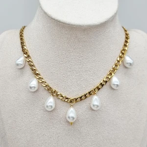 Unik handgjorda halsband  - Unik och exklusiv design. Ett originellt, handgjort halsband. Rostfritt stål, plastpärlor. Längd-Fullständig längd på kedjan: 40 cm