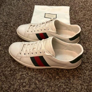Gucci Ace - Gucci Ace skor i storlek 8.5/ 42.5. Väldigt fint skick med dustbag 
