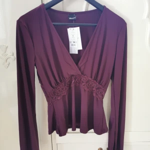 Oanvända Vinröd tie top från Gina - Oanvänd Gina topp med prislappen kvar. Orginal pris 299