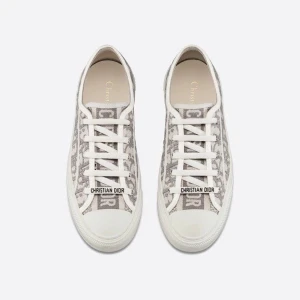 Walk n dior skor 37 -  Säljer nu mina super super fina Walk’n dior sneakers i storlek 37 i grått! De är använda men fortfarande i bra skick❤️ Säljer mest då jag behöver pengarna, så diskuterbart pris vid snabb affär💕💕 Äkthetsbevis finns från Vestiaire Collective 🌸  Säljer dem även på vinted om man vill ha dem lite billigare då plick har börjat ta kommission: @minimitt💕💕Går även att äkthetskolla där✨ Nu är de lite smutsigare än på de första tre bilderna (lånade), de går absolut att göra rent💕