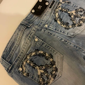 Miss Me ljusblå flare/bootcut jeans - jättesnygga ljusblå jeans från Miss Me som är flare/bootcut i strl 29. de har en del defekter, därav priset - slitning i skrevet, fläckar och en detaljs”knapp” som saknas där bak. kan visa allt bättre privat! 💕 inga av defekterna syns dock knappt när man har de på sig tycker jag, en av mina favoritjeans. 