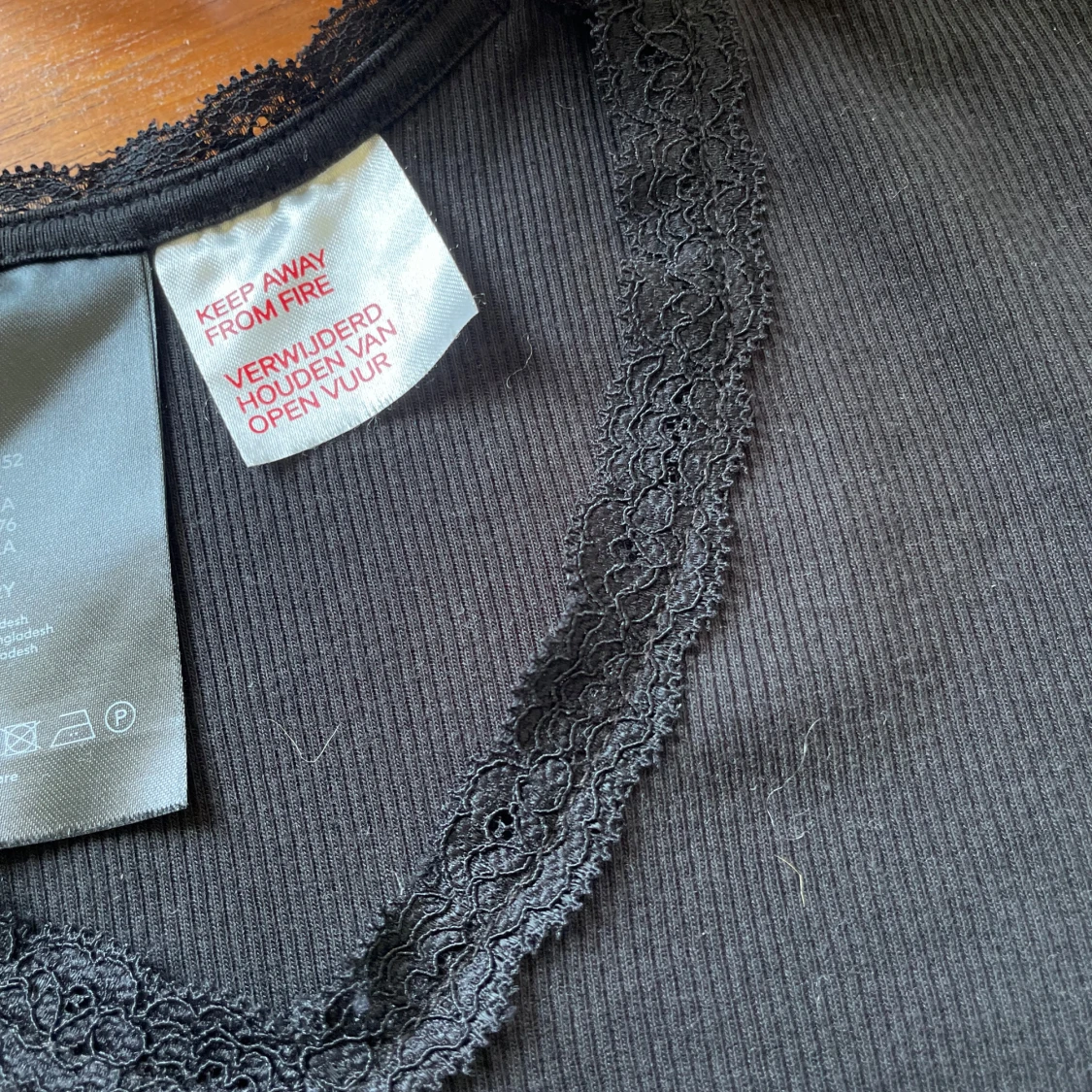 Svart ribbad topp med spets från H&M