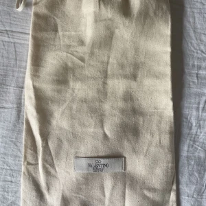 valentino dustbag - Beige valentino dustbag som tillhör ett par Valentina flycrews